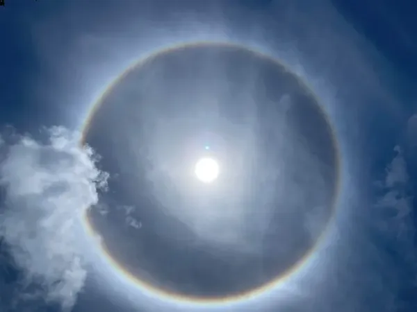 Halo solar chama a aten&ccedil;&atilde;o no c&eacute;u de Salvador nesta sexta-feira (25)  -  Foto: Jair Mendon&ccedil;a Jr. / Ag A TARDE